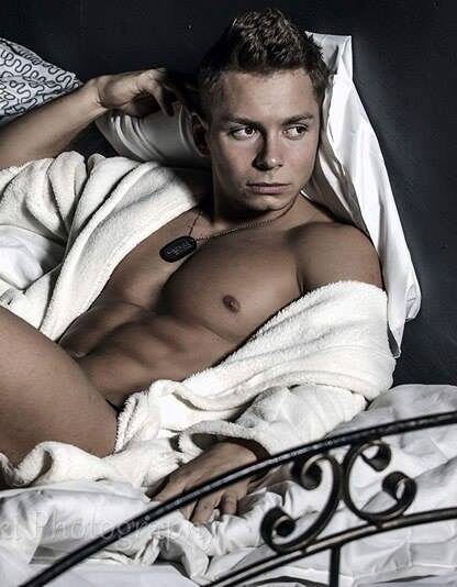 tancerz erotyczny leży w łóżku i czeka na striptiz na wieczorze panieńskim